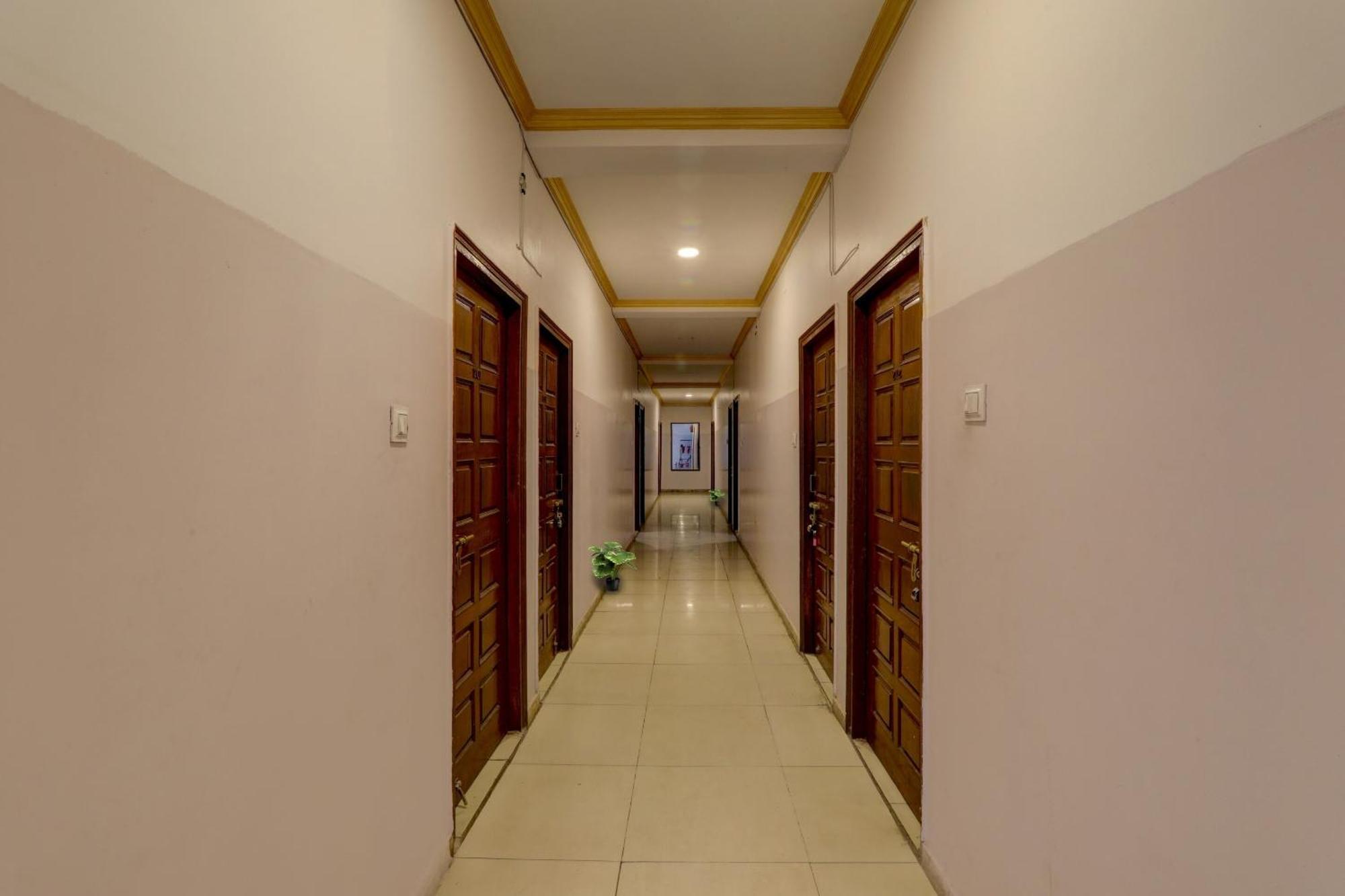 Collection O Premier Near Hazratganj Hotel Lakhnau Kültér fotó