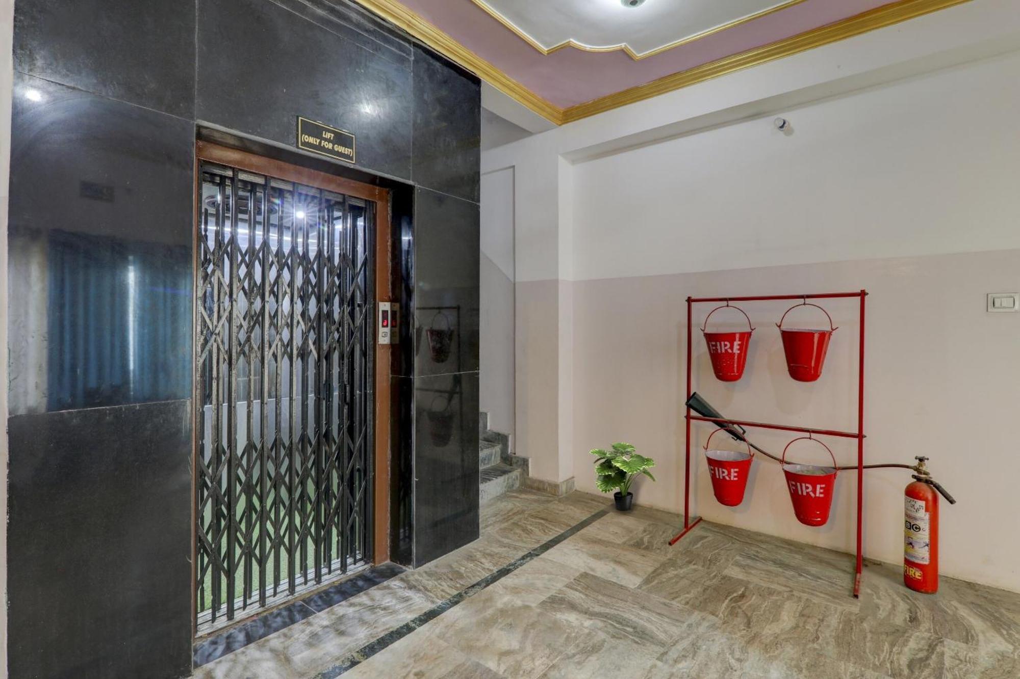 Collection O Premier Near Hazratganj Hotel Lakhnau Kültér fotó
