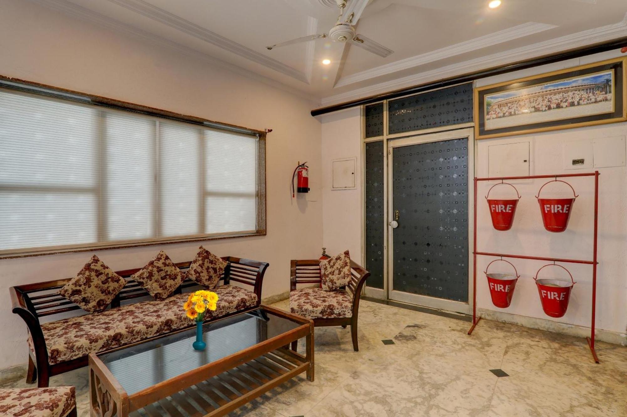 Collection O Premier Near Hazratganj Hotel Lakhnau Kültér fotó
