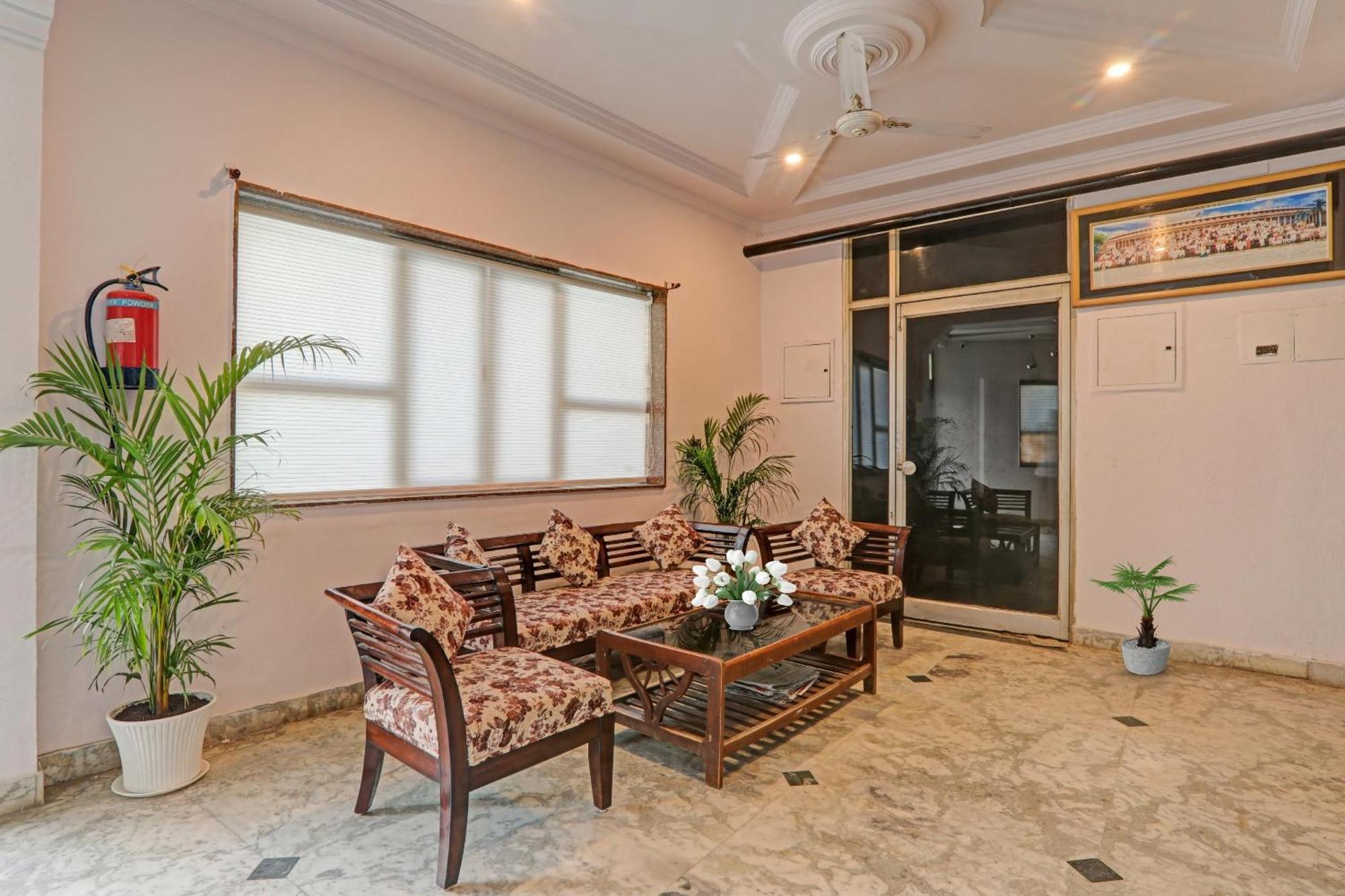 Collection O Premier Near Hazratganj Hotel Lakhnau Kültér fotó